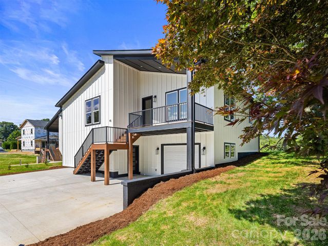 45 Klimovych Road, Hendersonville, NC 28792