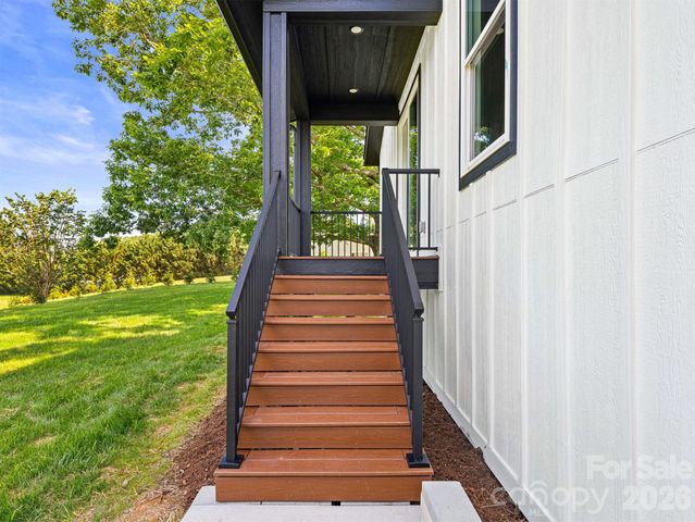 45 Klimovych Road, Hendersonville, NC 28792