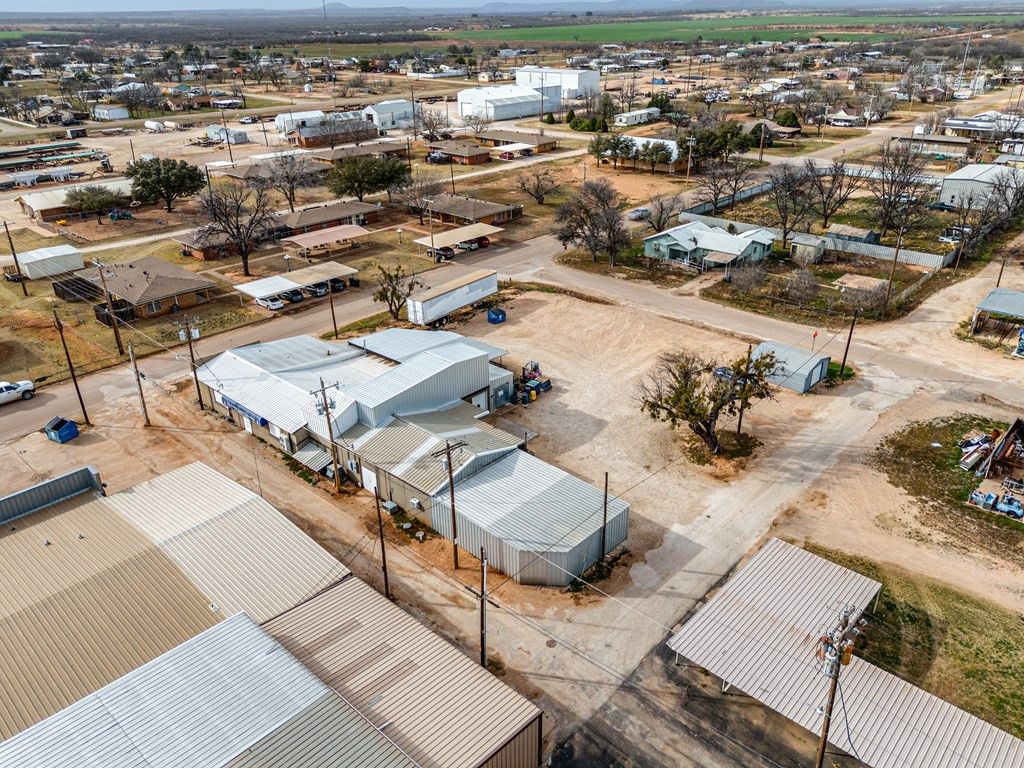 Image 9 of property listing at 114 N Washington Street, Bronte, TX 76933