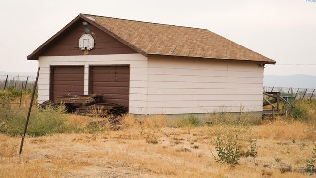 58802 N Hinzerling Rd., Prosser, WA 99350