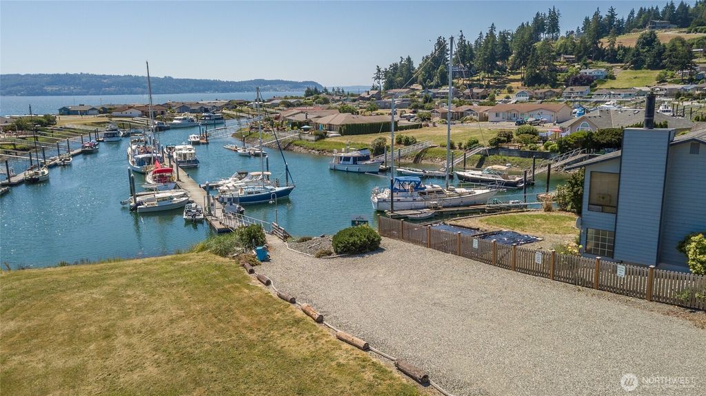 2271 Mariner Beach Drive, Oak Harbor, WA 98277