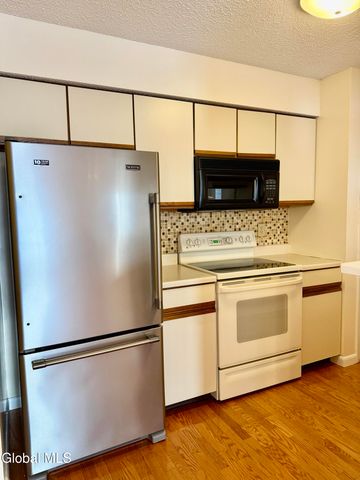 1013 Hampton Pl Boulevard, North Greenbush, NY 12180