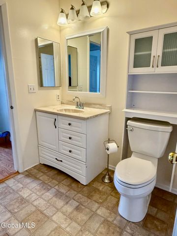 1013 Hampton Pl Boulevard, North Greenbush, NY 12180