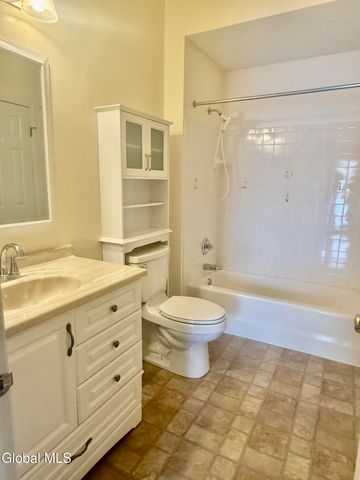 1013 Hampton Pl Boulevard, North Greenbush, NY 12180