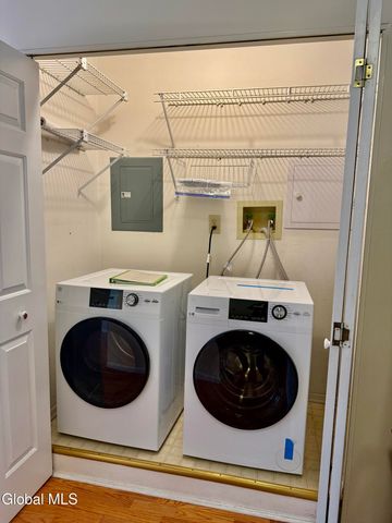 1013 Hampton Pl Boulevard, North Greenbush, NY 12180