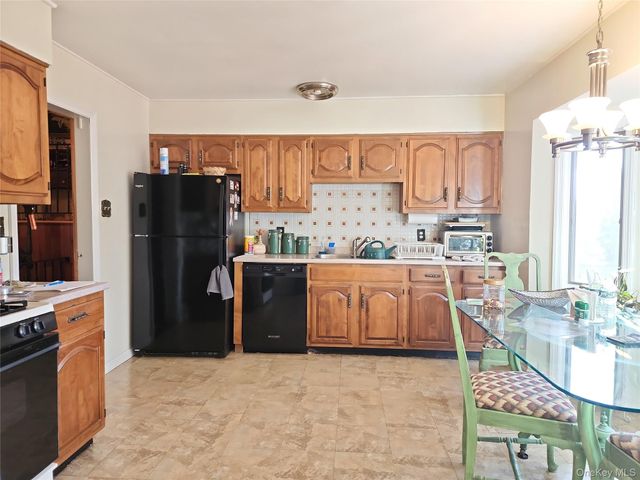 3 Dorset Way, Glen Cove, NY 11542