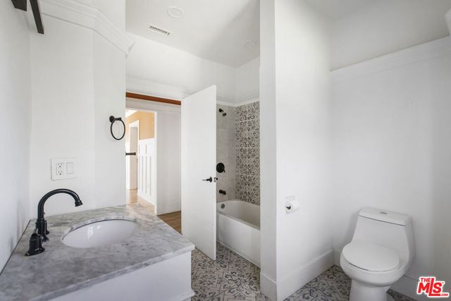 2074 W 29th Street, Los Angeles, CA 90018