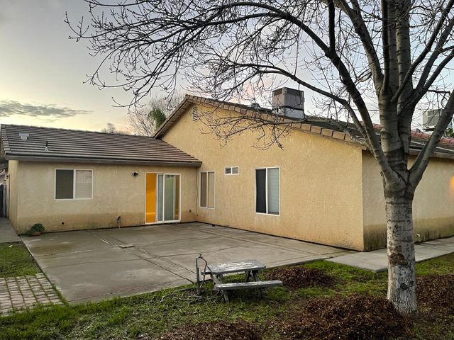 1331 Alicante Way, Madera, CA 93638