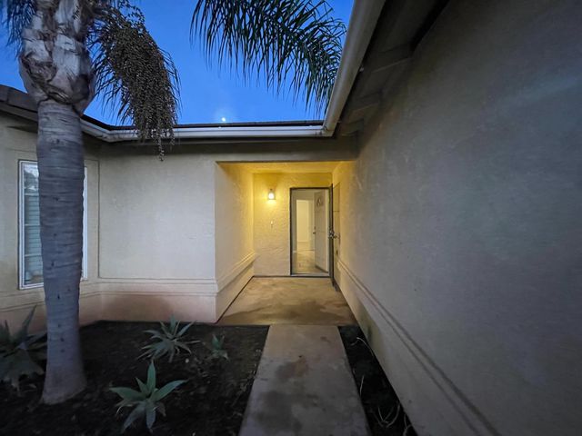 1331 Alicante Way, Madera, CA 93638