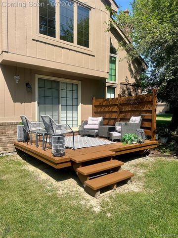 37876 N Laurel Park Drive, Livonia, MI 48152