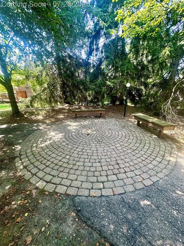 37876 N Laurel Park Drive, Livonia, MI 48152