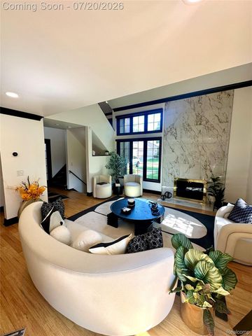 37876 N Laurel Park Drive, Livonia, MI 48152