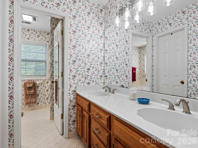 302 Shadecrest Lane, Mills River, NC 28759