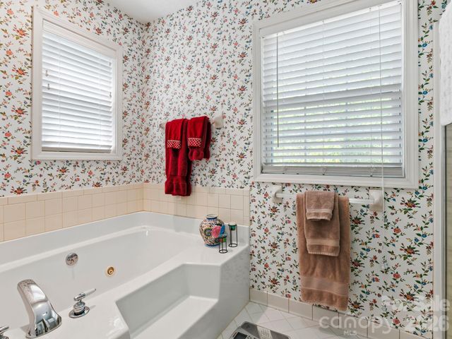 302 Shadecrest Lane, Mills River, NC 28759