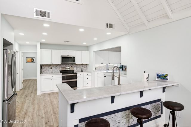 6670 Ahekolo Circle, Diamondhead, MS 39525