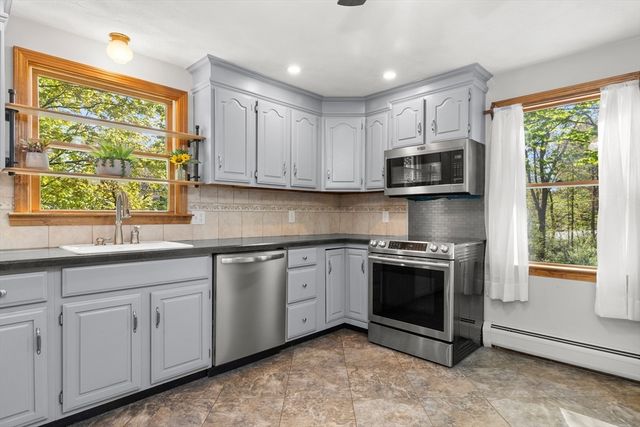 7 Byfield Rd, Groveland, MA 01834
