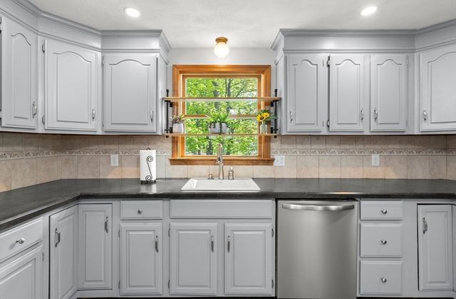 7 Byfield Rd, Groveland, MA 01834