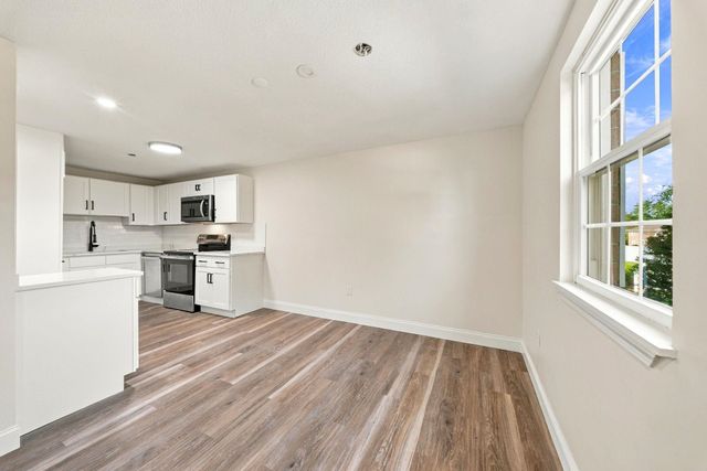 102 Elmwood Drive, Hudson, NH 03051