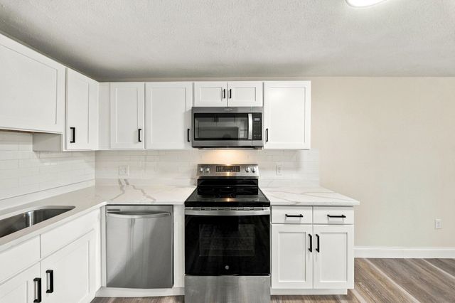 102 Elmwood Drive, Hudson, NH 03051