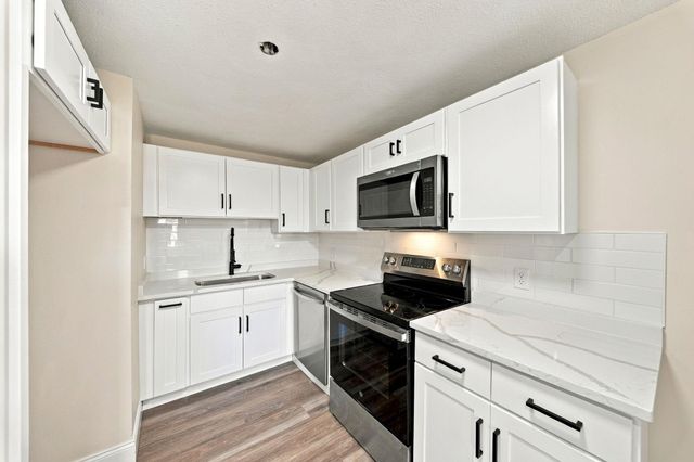 102 Elmwood Drive, Hudson, NH 03051