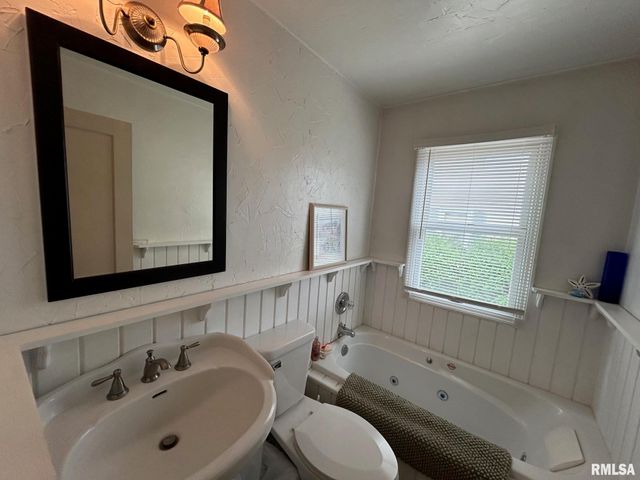 304 SHERWOOD Drive, Pekin, IL 61554