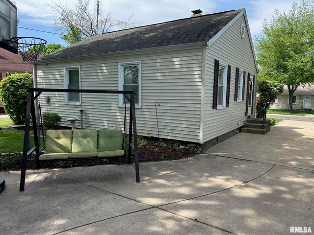 304 SHERWOOD Drive, Pekin, IL 61554