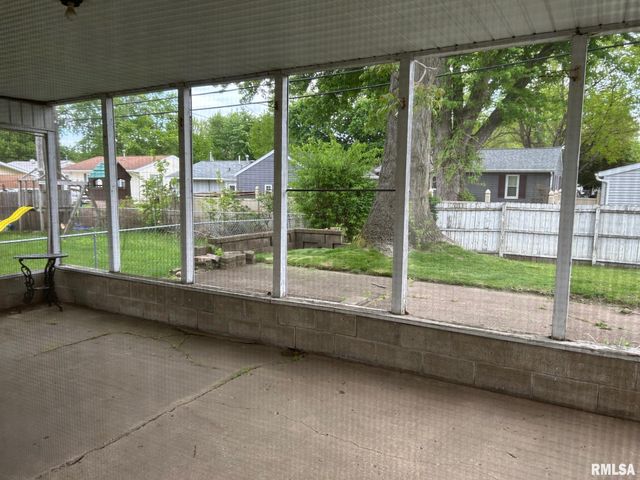 304 SHERWOOD Drive, Pekin, IL 61554