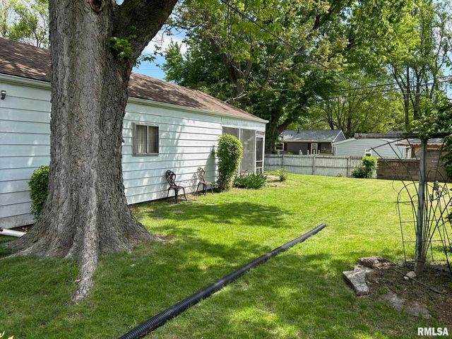 304 SHERWOOD Drive, Pekin, IL 61554