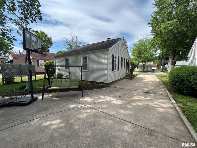 304 SHERWOOD Drive, Pekin, IL 61554