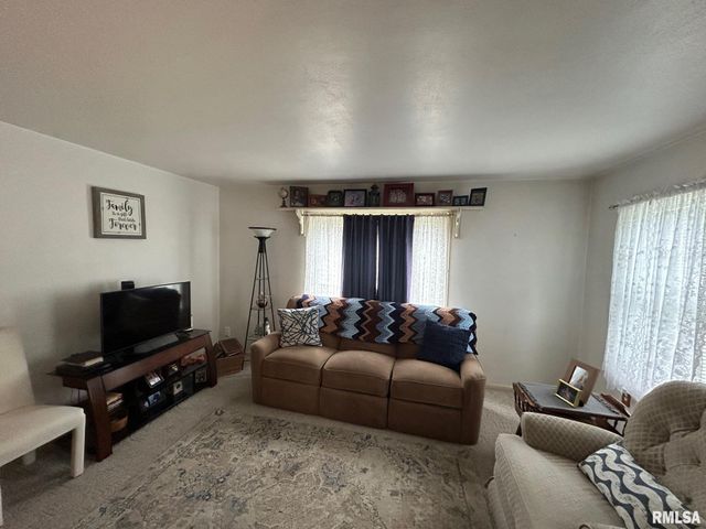 304 SHERWOOD Drive, Pekin, IL 61554