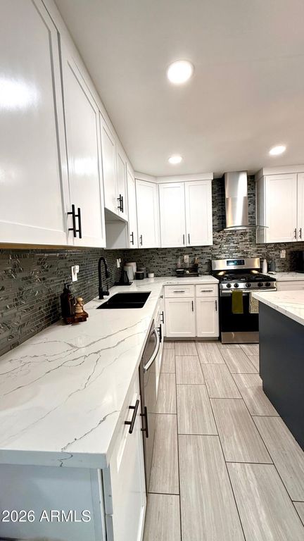 Image 10 of property listing at 1109 W INDIAN SCHOOL Road, Phoenix, AZ 85013
