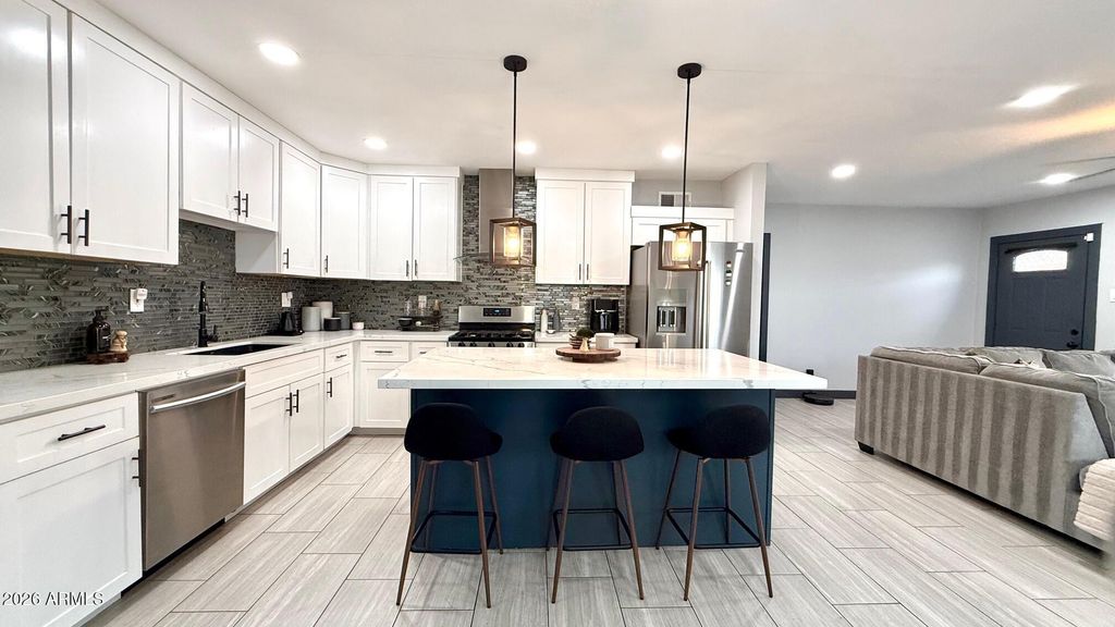 Image 15 of property listing at 1109 W INDIAN SCHOOL Road, Phoenix, AZ 85013