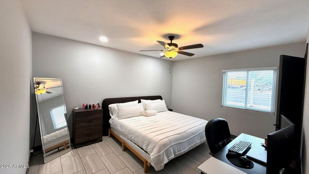 Image 16 of property listing at 1109 W INDIAN SCHOOL Road, Phoenix, AZ 85013