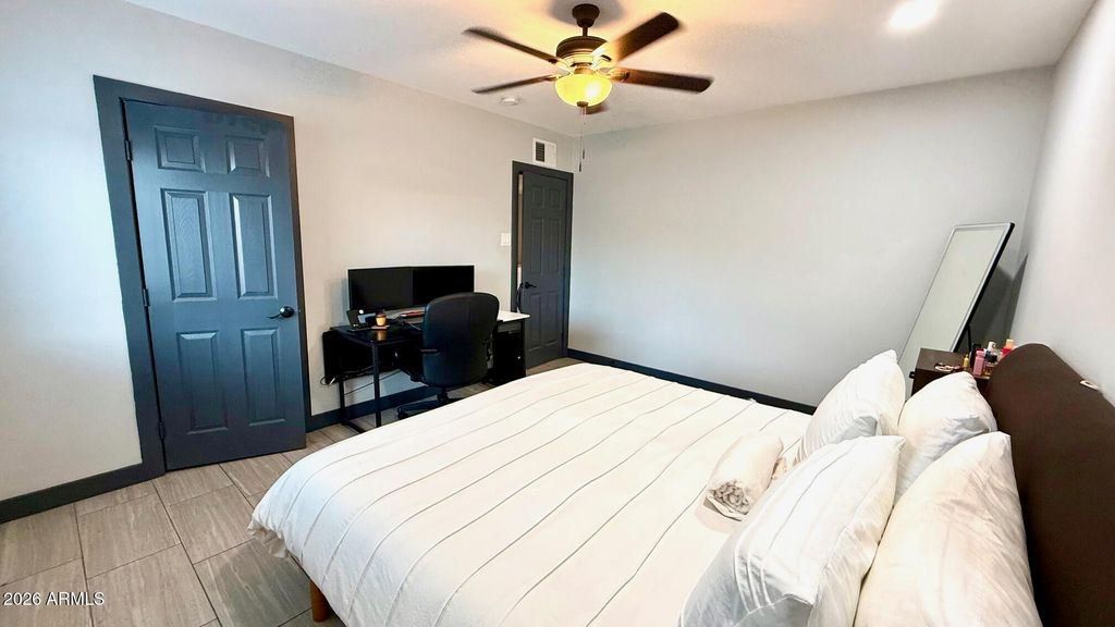 Image 17 of property listing at 1109 W INDIAN SCHOOL Road, Phoenix, AZ 85013
