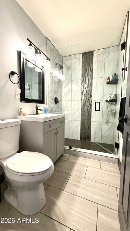 Image 18 of property listing at 1109 W INDIAN SCHOOL Road, Phoenix, AZ 85013