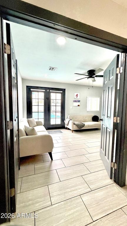 Image 23 of property listing at 1109 W INDIAN SCHOOL Road, Phoenix, AZ 85013