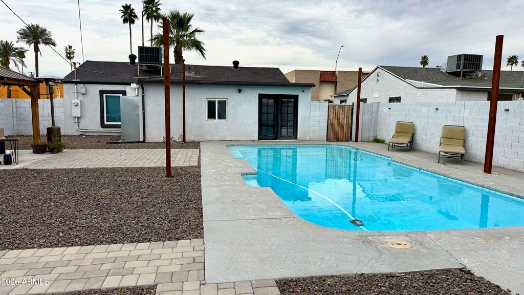 Image 29 of property listing at 1109 W INDIAN SCHOOL Road, Phoenix, AZ 85013