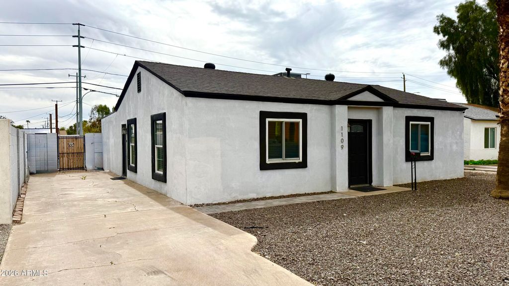 Image 3 of property listing at 1109 W INDIAN SCHOOL Road, Phoenix, AZ 85013