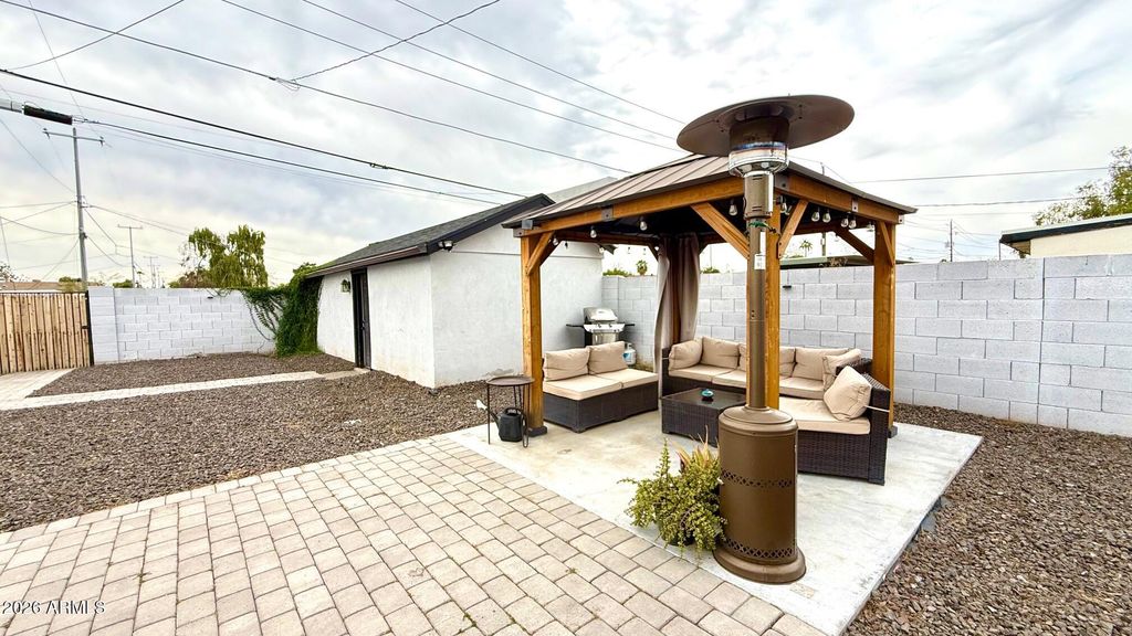 Image 31 of property listing at 1109 W INDIAN SCHOOL Road, Phoenix, AZ 85013