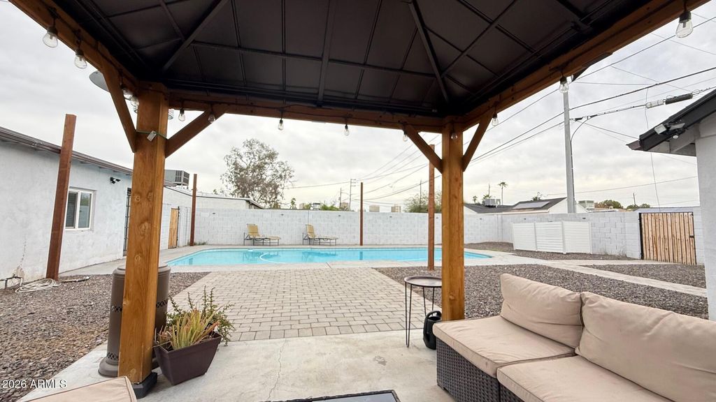 Image 32 of property listing at 1109 W INDIAN SCHOOL Road, Phoenix, AZ 85013