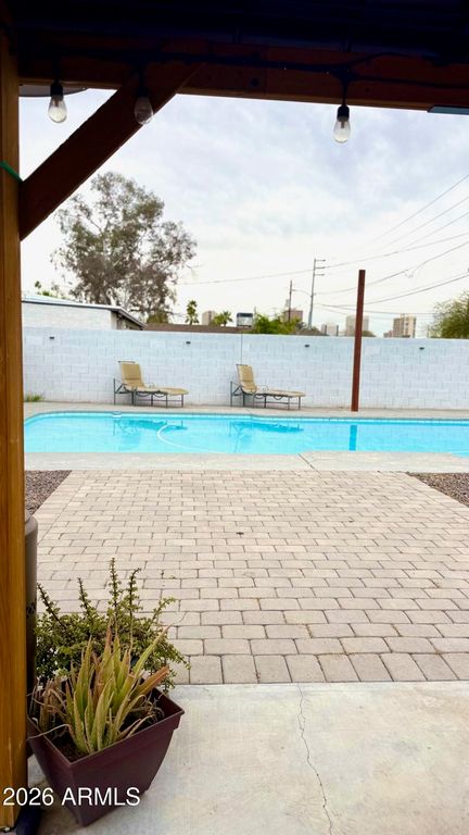 Image 33 of property listing at 1109 W INDIAN SCHOOL Road, Phoenix, AZ 85013