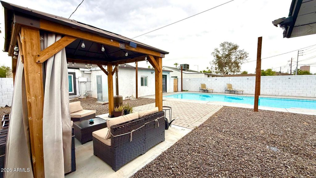 Image 34 of property listing at 1109 W INDIAN SCHOOL Road, Phoenix, AZ 85013