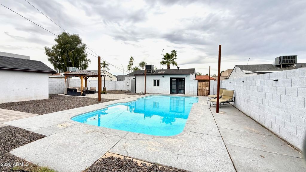 Image 38 of property listing at 1109 W INDIAN SCHOOL Road, Phoenix, AZ 85013
