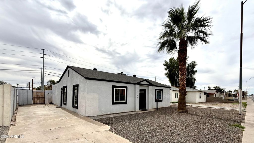 Image 5 of property listing at 1109 W INDIAN SCHOOL Road, Phoenix, AZ 85013