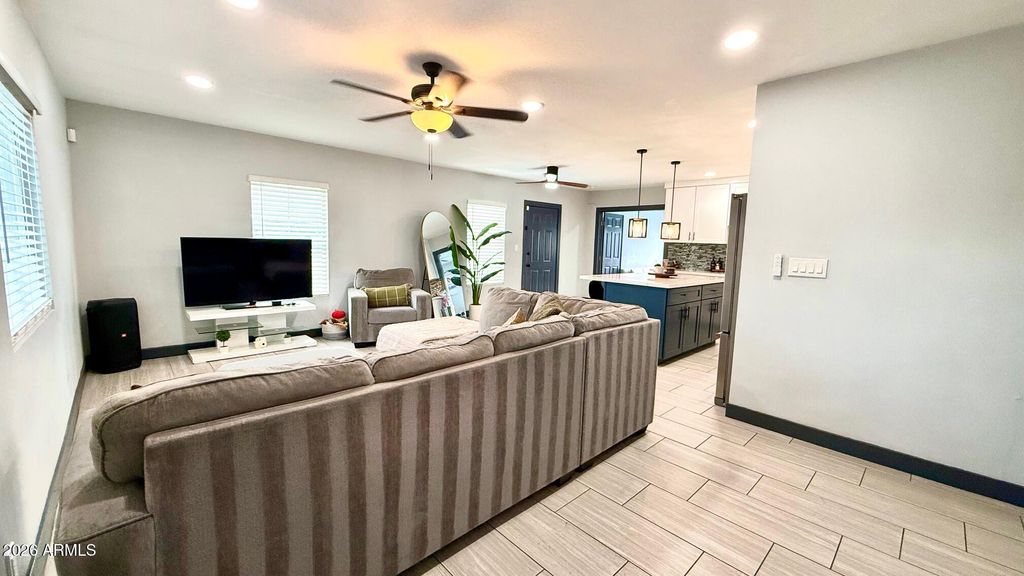 Image 6 of property listing at 1109 W INDIAN SCHOOL Road, Phoenix, AZ 85013