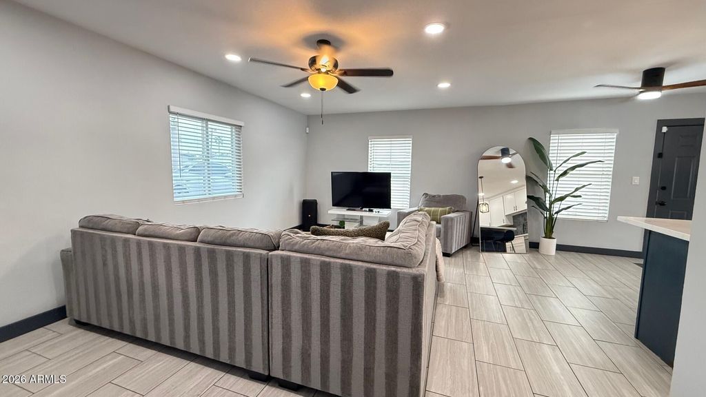 Image 7 of property listing at 1109 W INDIAN SCHOOL Road, Phoenix, AZ 85013
