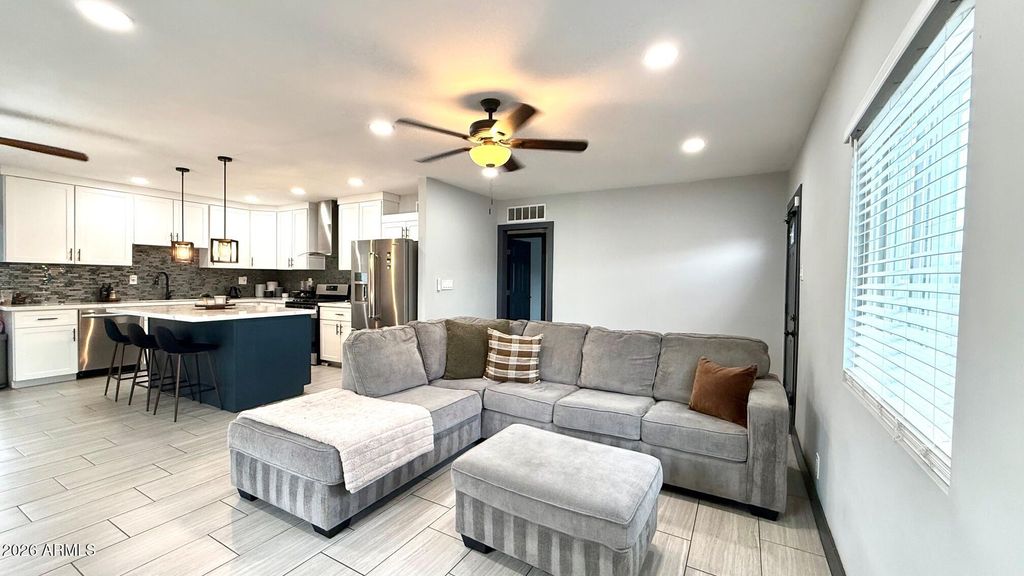 Image 8 of property listing at 1109 W INDIAN SCHOOL Road, Phoenix, AZ 85013