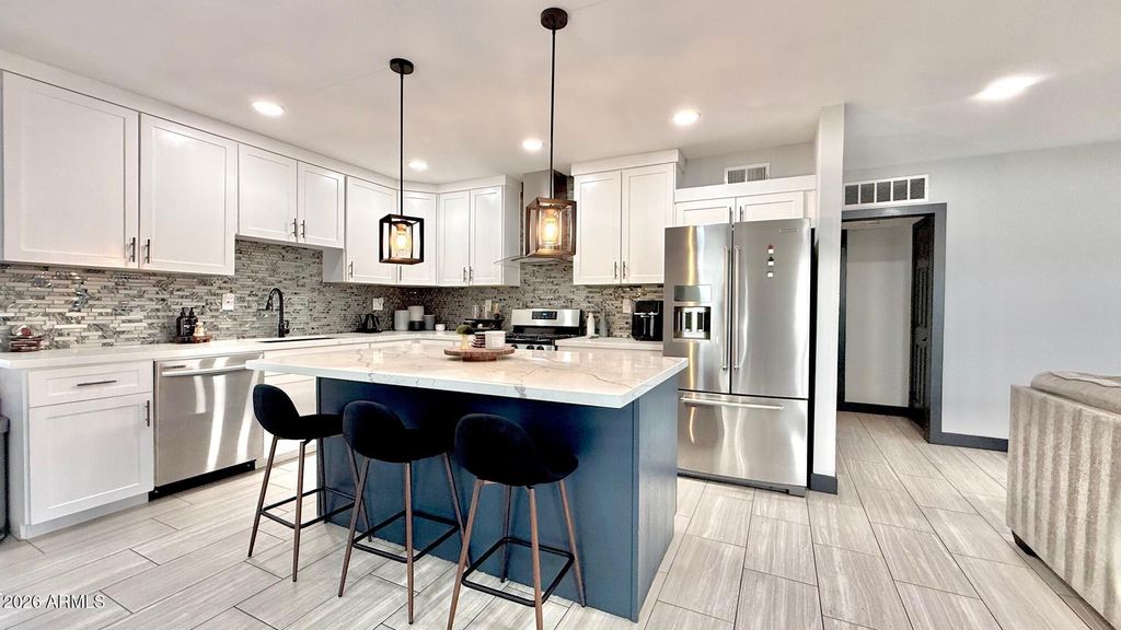Image 9 of property listing at 1109 W INDIAN SCHOOL Road, Phoenix, AZ 85013
