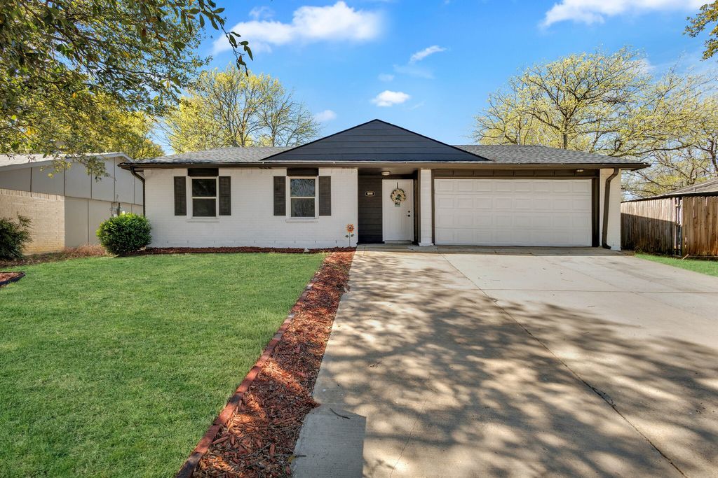 606 Hillcrest Street, Mansfield, TX 76063