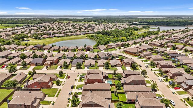 8805 Deadwood Lane, Aubrey, TX 76227